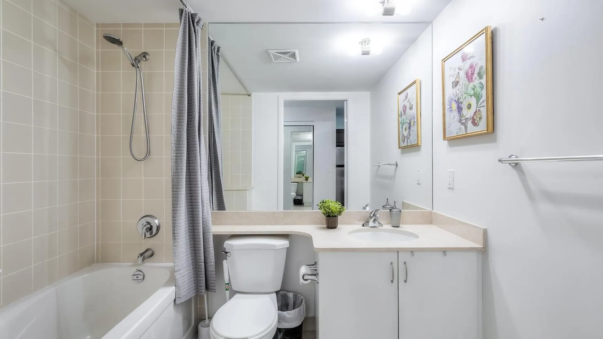 Rivetstays- The Neptune I Toronto Apartment