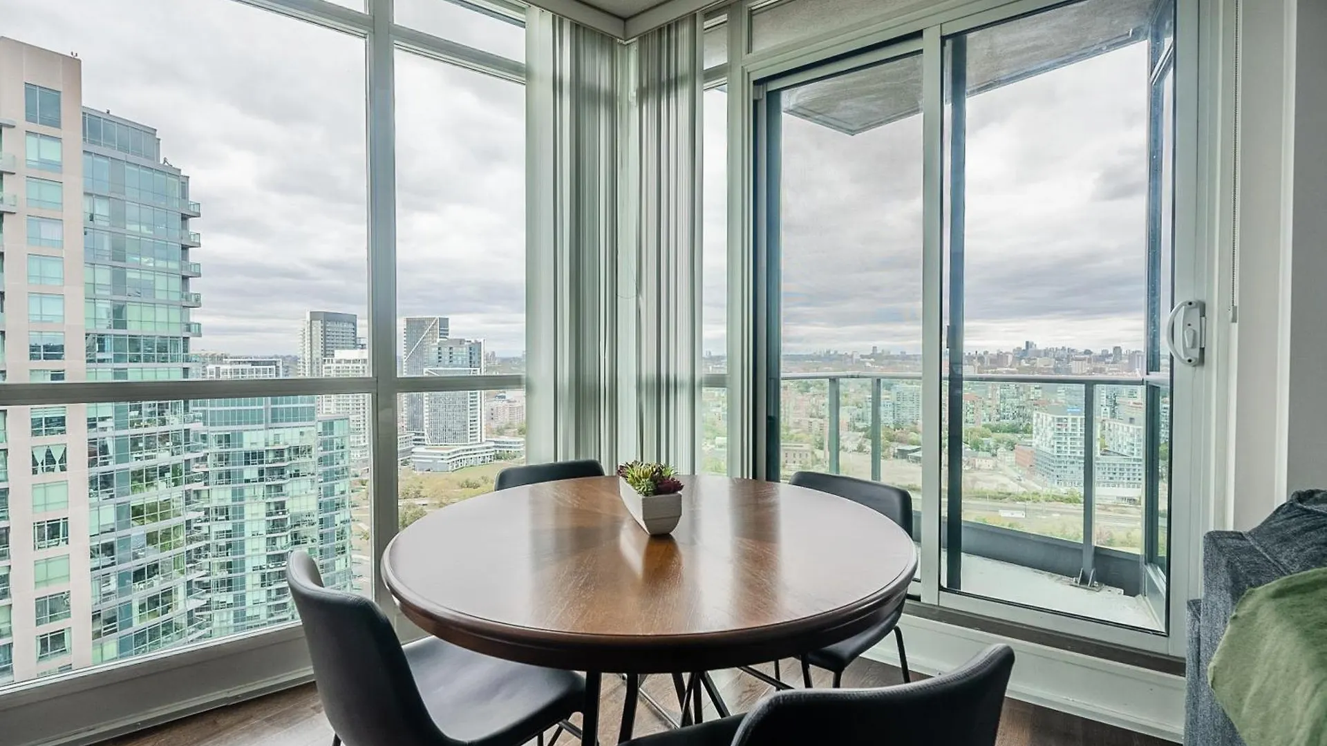 Apartment Rivetstays- The Neptune I Toronto Canada